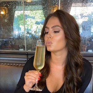 Meet your Posher, Larissa